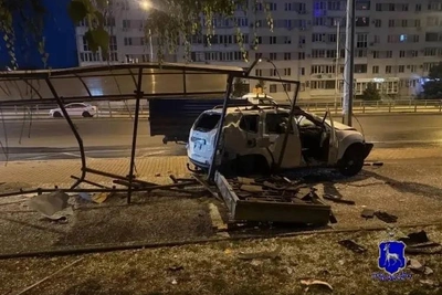 В Самаре иномарка снесла автобусную остановку