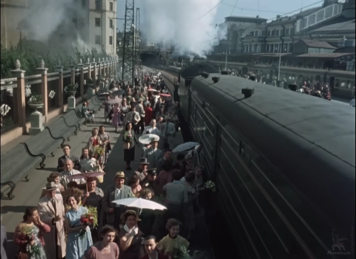 Кадр из фильма. Поезд «Сочи — Москва», в котором ехали Паша и Катя прибывает на Белорусский вокзал, хотя в реальности этот вокзал никогда не обслуживал южное направление | Источник: Киноконцерн «Мосфильм» / YouTube