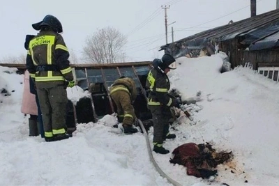 В Охе пожарная техника не смогла подъехать к дому из-за сугробов