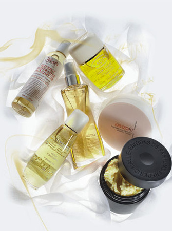 РАЗОГРЕТЬ ТЕЛО И ЗАЩИТИТЬ КОЖУ: аргановое масло Superbly Restorative Argan Dry Oil, KIEHL’S; питательное и восстанавливающее масло для тела Nutrix Royal Body, LANCOME; тонизирующее масло для тела и ванны Huile Tonic, CLARINS; массажный бальзам для ног Fantasme Pour Pieds Nus, KENZOKI; питательный крем для тела Editions de Parfums, FREDERIC MALLE; тонизирующее масло для тела и ванны Toning Oil, DARPHIN.