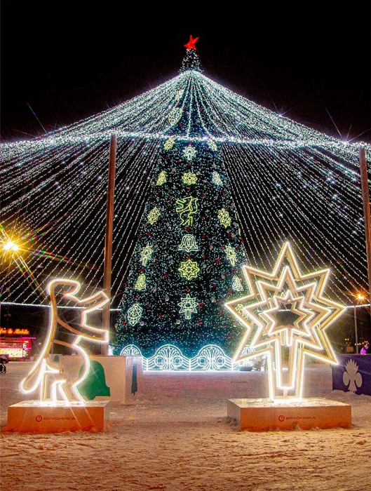 Гирлянда и правда выглядит необыкновенно. Она украшает елку на площади из года в год | Источник: Администрация Тюмени