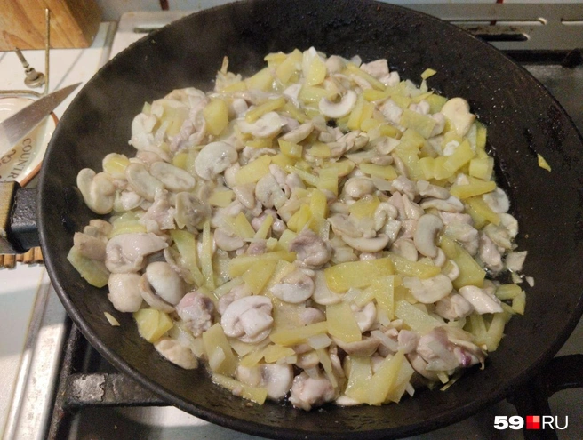 Обжариваем грибы, лук, мясо и картошку | Источник: Ольга Якунчева / 59.RU