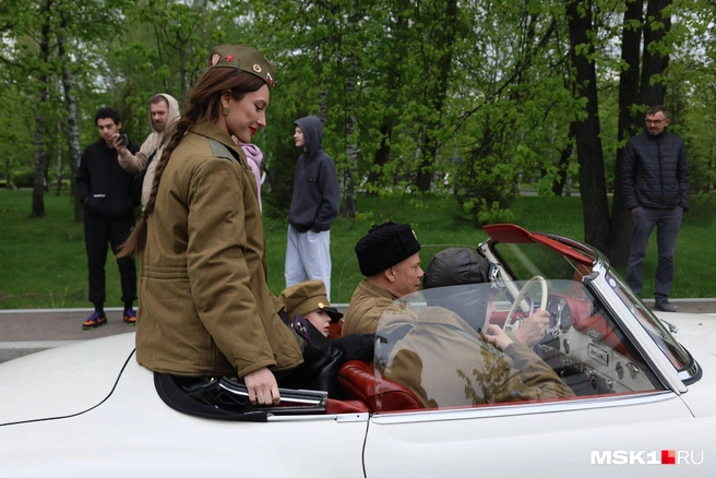 Участники патриотического пробега ретро автомобилей | Источник: Артем Устюжанин / MSK1.RU