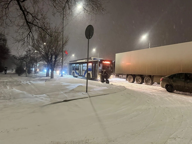 Пассажирские автобусы замерли между грузовиками, не имея возможности двигаться | Источник: Арина Рязанова / V1.RU