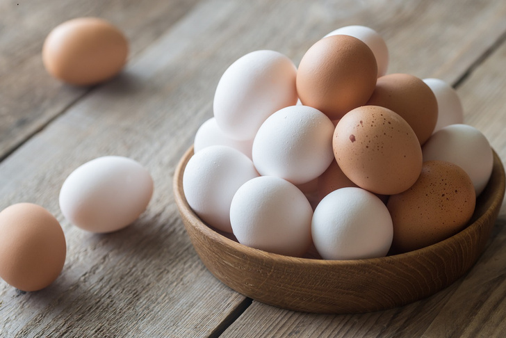 Какие яйца лучше белые или коричневые