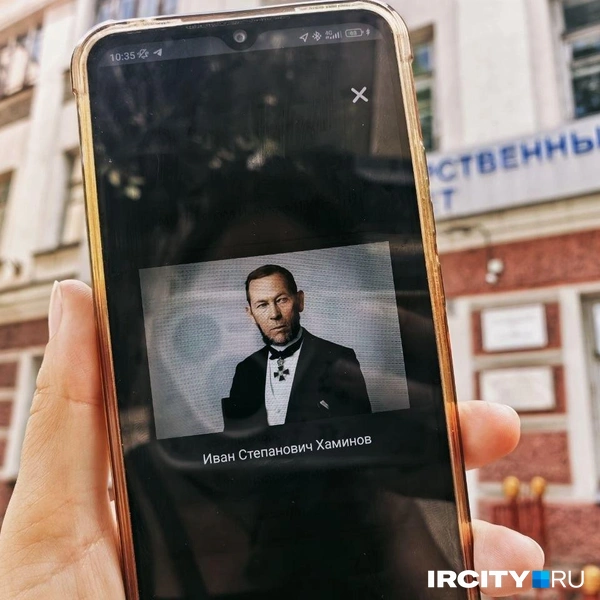 В приложении «оживают» портреты купцов, про кого рассказывает спектакль | Источник: Алёна Кашпарова / «ИрСити»