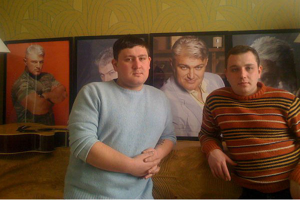 Близкие отмечают внешнее сходство Ильи Турчинского (слева) с отцом