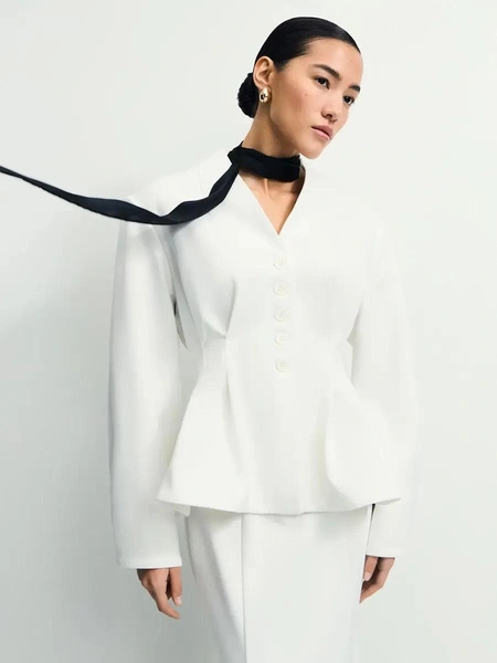 Приталенный жакет с вискозой ZarinaПриталенный жакет Zarina с вискозой в составе — базовая модель для гардероба: за счет смеси полиэстера, вискозы и эластана ткань держит форму, остается пластичной и комфортной в носке. Внутри подкладка из полиэстера и вискозы.