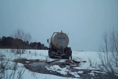 Тройной слив нечистот у дороги в Приамурье