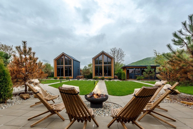 Территория и домики | Источник: Бутик-отель 8 сосен | Адыгея / Vk.com