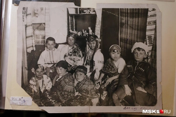 Галина Герман в детском саду. Слева вверху висит портрет Сталина, чуть правее была фотография другого чиновника, однако его позднее замазали. 1934 год | Источник: Артем Устюжанин / MSK1.RU