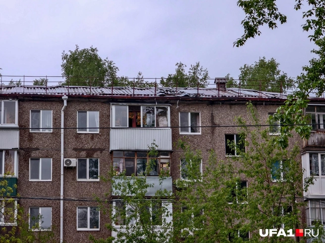 С улицы заметно, что дом уж очень мокрый | Источник: Булат Салихов / UFA1.RU