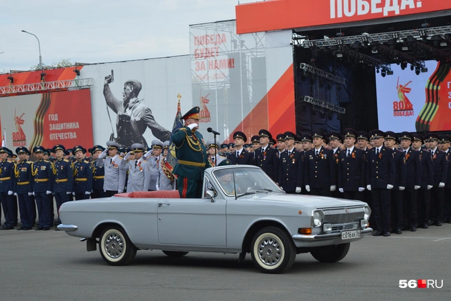 Приветствие военных расчетов | Источник: Анастасия Баринова / 56.RU