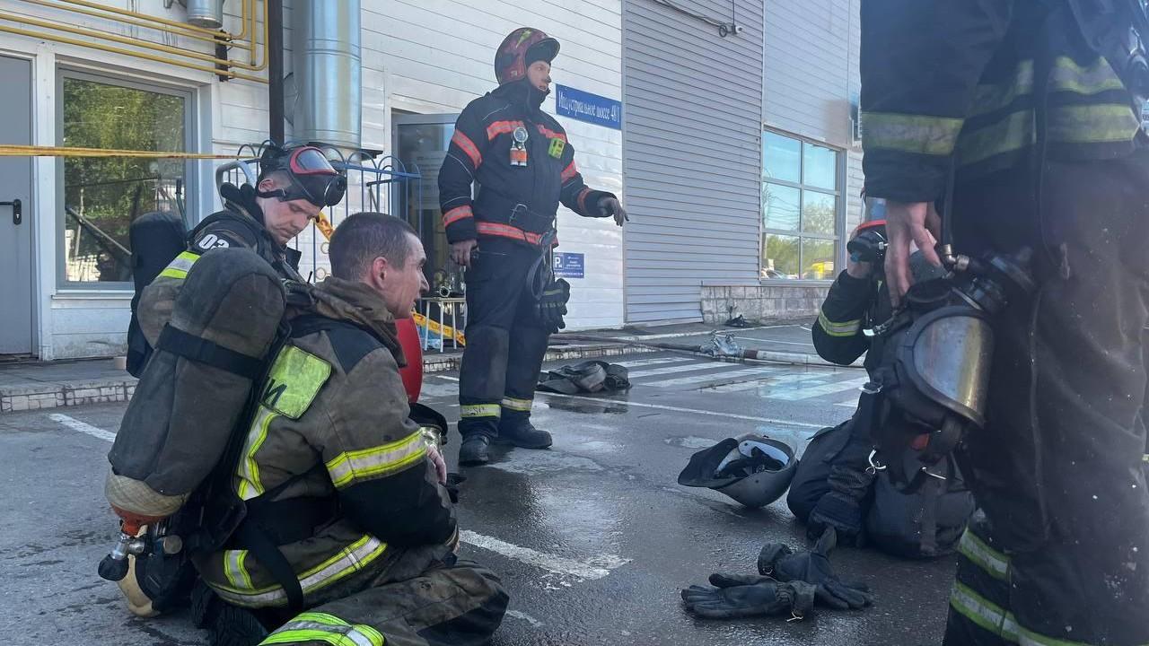 Цеха в дыму и мужики в форме: горячие фотографии с крупного пожара в Уфе