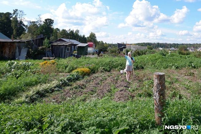 Женщина в деревне новенькая, поэтому о Штенгеловых, которые когда-то жили в Губино, ничего не знает | Источник: Варвара Фролова / NGS70.RU
