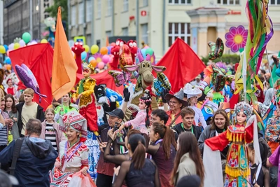 Кукольное шествие в центре Новосибирска: старт фестиваля «Перекресток»