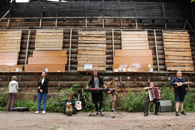 Акция у обгоревшего дома | Источник: Елизавета Згирская