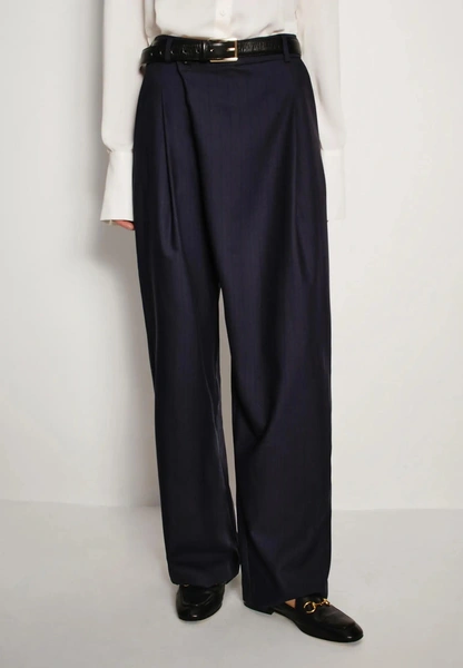 Идеальная база — брюки на осень-зиму 2025/26: лучшие модели у российских брендов Идеальная база — брюки на осень-зиму 2025/26: лучшие модели у российских брендов