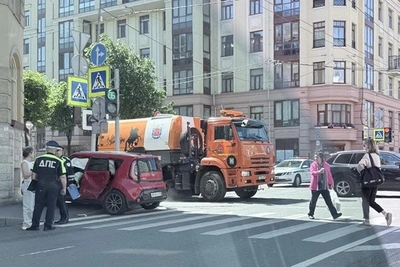 После ДТП на Васильевском острове машина оказалась на тротуаре