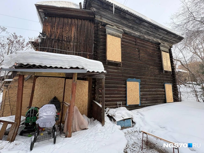 Люди из соседнего дома используют пристройку исторического дома как колясочную | Источник: Мария Лобанова / NGS70.RU