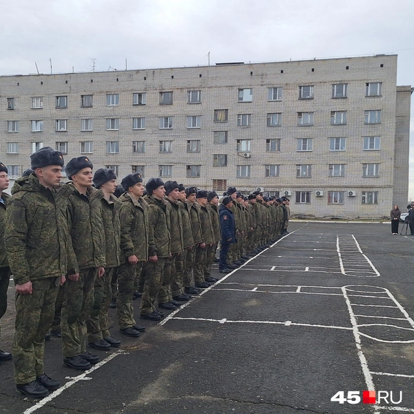 Перед тем как зазвучал гимн России, призывники хором произнесли воинское приветствие «Здравия желаю!» | Источник: Александр Лисихин /45.ru