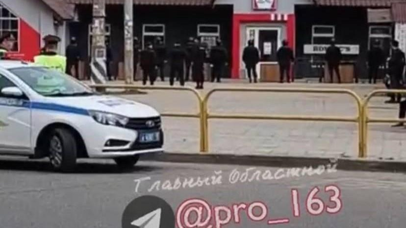 На входе стоят люди в черном. В Тольятти оцепили «Ростикс» в парке Центрального района 