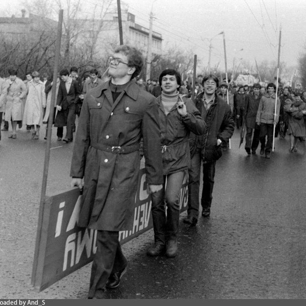 Так радостно было студентам политеха по пути на демонстрацию в 1983 году | Источник: Pastvu.com