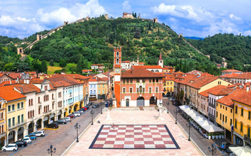 Жизнь — игра: как в итальянском городке Маростика зародилась «древняя» традиция живых шахмат