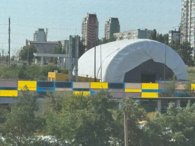 Серый купол «Кроп Арены» уже возвышается на парковке ТРЦ «Лента» на Космонавтов | Источник: читатели V1.RU