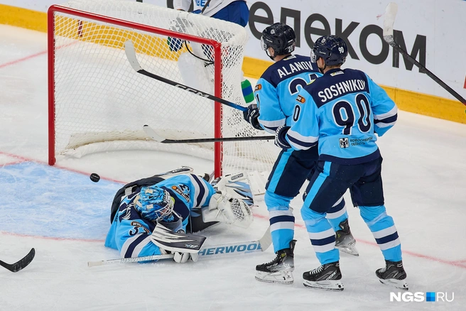 После этого до конца первого периода ни одна команда не забила шайбу | Источник: Александр Ощепков / NGS.RU