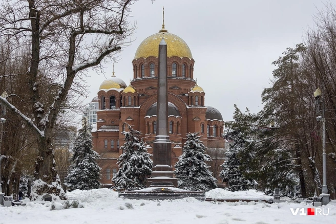 Главная площадь города пустынна и белоснежна | Источник: Константин Завриков