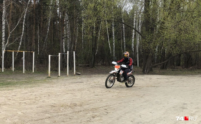 Байкер несется по городскому пляжу Шершней. Много их и в бору | Источник: Артем Краснов
