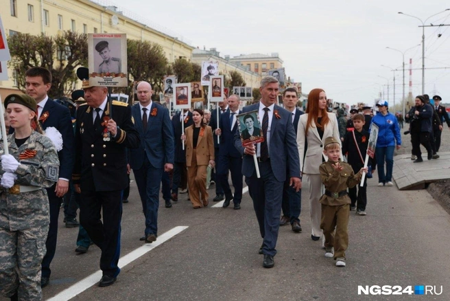 Спикер заксобрания Алексей Додатко (в правой части фото) с, предположительно, внуком в советской форме | Источник: Мария Ленц / NGS24.RU