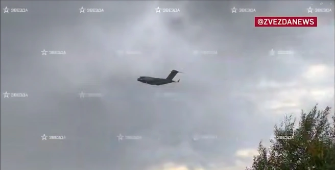 Телеканал «Звезда» опубликовал кадры как самолёт Boeing C-17 Globemaster III ВВС США вылетел из Внуково | Источник: Телеканал «Звезда»