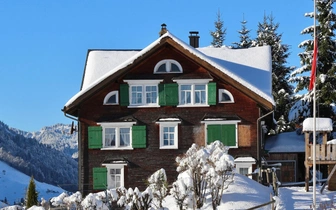 Стоимость аренды коттеджа под Москвой на Новый год упала на 37%. А что в других регионах?