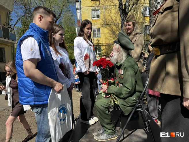 Поздравить ветерана пришли и школьники | Источник: Кирилл Кушнов / E1.RU
