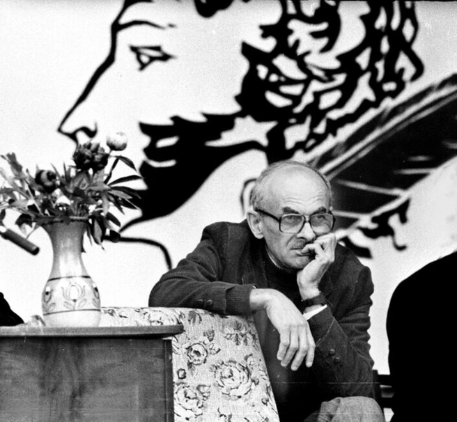Интересно, о чем думал в тот день Булат Шалвович? | Источник: Николай Бриль / pastvu.com