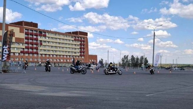 Выступление байкеров выглядело красиво и очень завораживающе | Источник: Крылов Тимофей / V1.RU