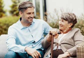 Ей 87 лет, а ее поклонникам — 19: почему женщины любят мужчин помладше