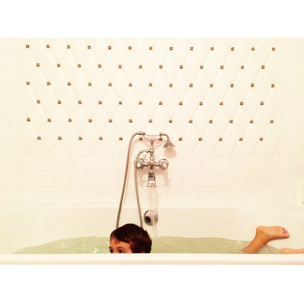 Четырехлетнего Богдана телеведущая долгое время отогревала в горячей ванной