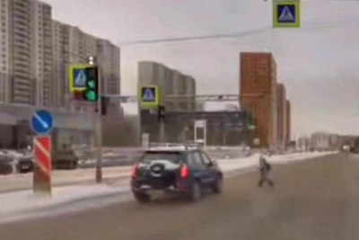 Школьник едва избежал наезда на скользкой дороге