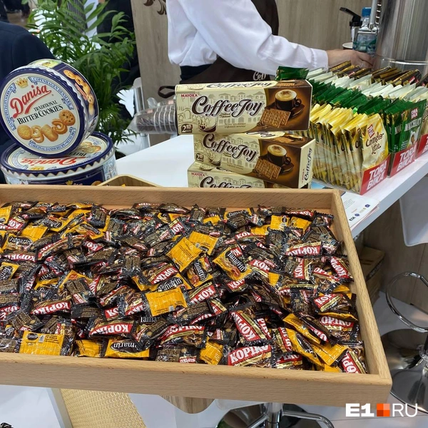 Гостей угощают сладостями | Источник: Ирина Порозова / E1.RU