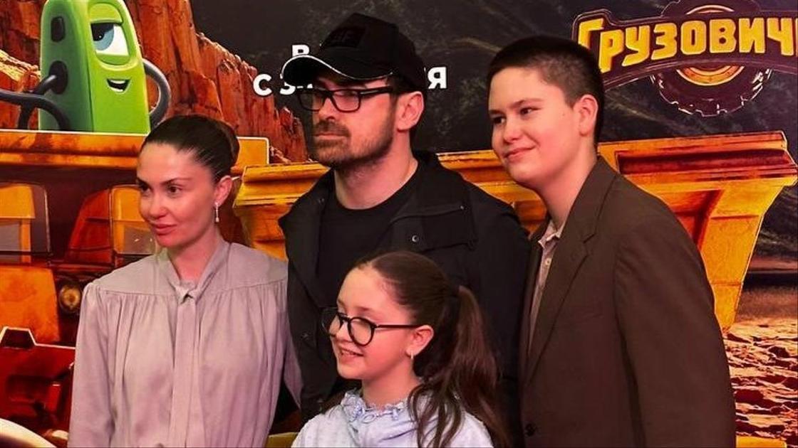 Сын ростом с отчима и повзрослевшая дочь: Дранга и Муцениеце вышли в свет с детьми