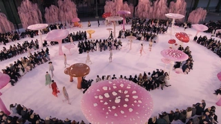 Грибы вокруг: показ Матье Блази для Chanel превратил Гран-Пале в страну чудес