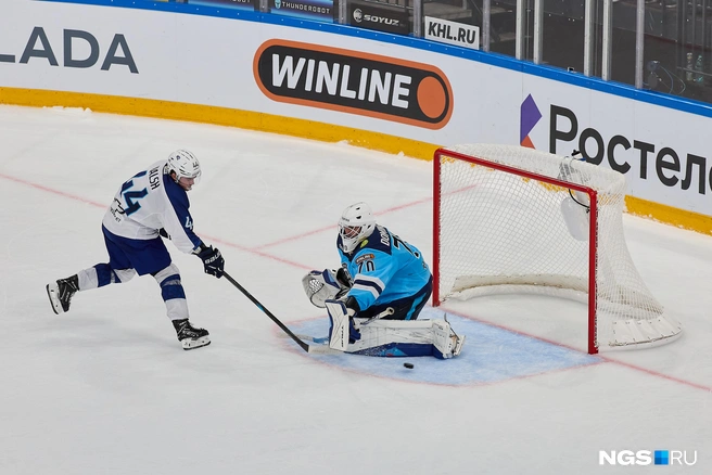 Гол новосибирские хоккеисты забили по буллитам | Источник: Александр Ощепков / NGS.RU