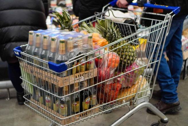 Народ закупается к Новому году как в последний раз | Источник: Евгений Софийчук / NGS55.RU