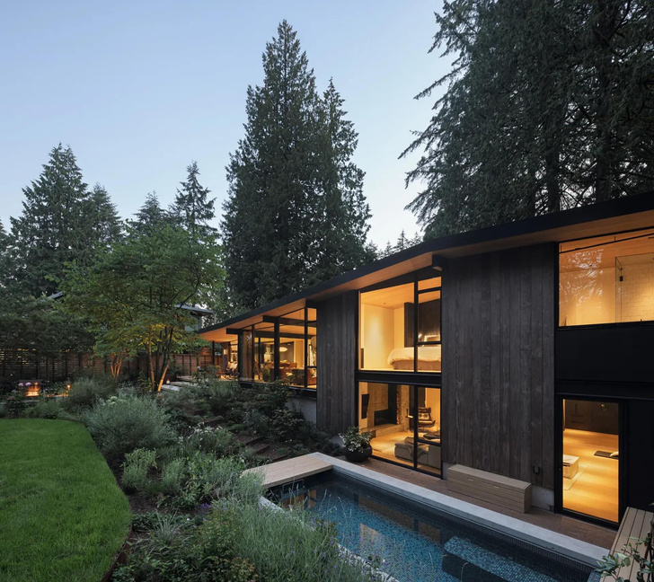 Черный и дерево: модернистский дом под Ванкувером