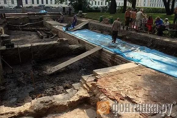 Раскопки помогли найти и основания утраченных зданий и фонтанов | Источник: Мария Цыганкова / «Фонтанка.ру»