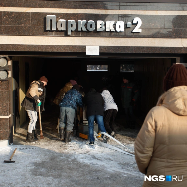 Рабочие потащили насос вниз | Источник: Андрей Бортко / NGS.RU