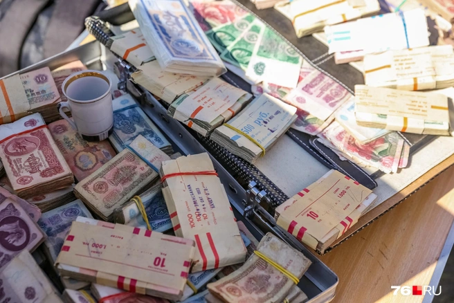 Продавец говорит, что купюры настоящие | Источник: Кирилл Поверинов / 76.RU
